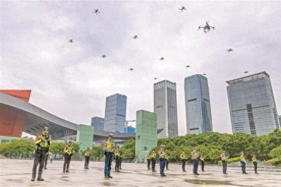 深圳交警在福田全区启动“无人机集群”违停治理专项行动。深圳特区报记者 赖犁 摄