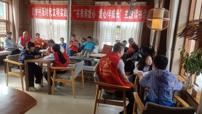 四川绵阳游仙区魏城镇铁炉村在铁炉书院开展新时代文明实践“书香润童心 爱心伴成长”主题读书活动。铁炉村供图