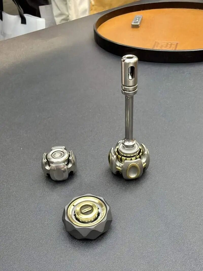 指尖陀螺就是EDC玩具的一种，价格从几百元到上万元不等。摄影/新京报贝壳财经记者俞金旻
