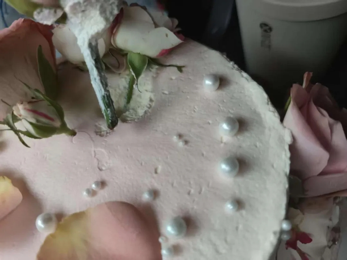 ​消费者投诉花被直接插在蛋糕上。资料图片