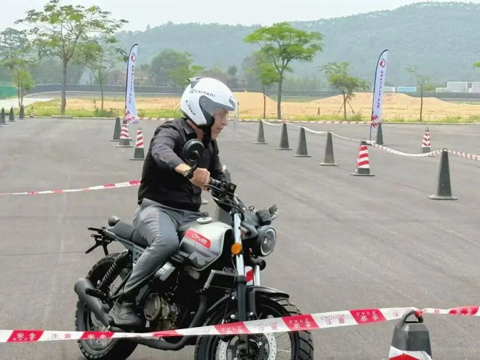 客商在试驾摩托车。