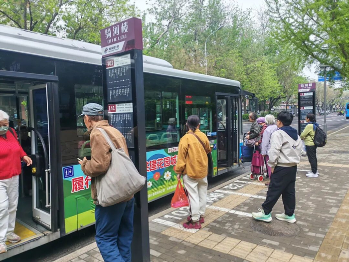 骑河楼公交站，上下车的乘客不少是老人。