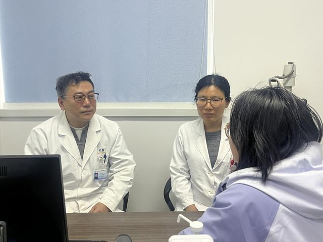 打浦桥社区卫生服务中心心理门诊，全科医生卢逸烨（右）与黄浦区精神卫生中心主任医师王巍一起出诊（唐闻佳 拍摄）