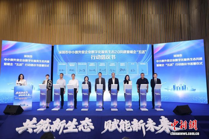 签署倡议书。彭程 摄