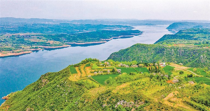 　　近年来，河南省洛阳市持续推动黄河流域生态保护和高质量发展，大力实施沿黄绿化，持续治理水土流失，越来越多的荒山披上绿装。图为近日，洛阳市新安县仓头镇黄河岸边春意盎然、景美如画。