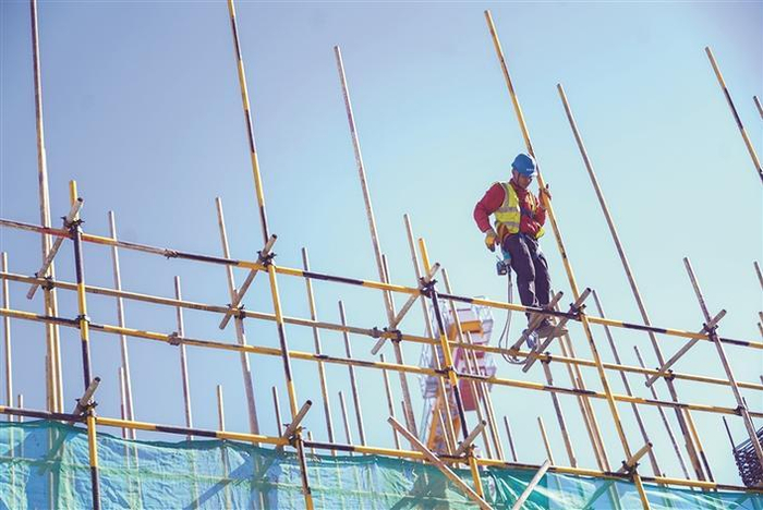 4月11日，十二师一○四团兵团金融科技园项目建设现场，工人在搭设脚手架，抢抓工期加紧施工。兵团日报常驻记者 田园 摄