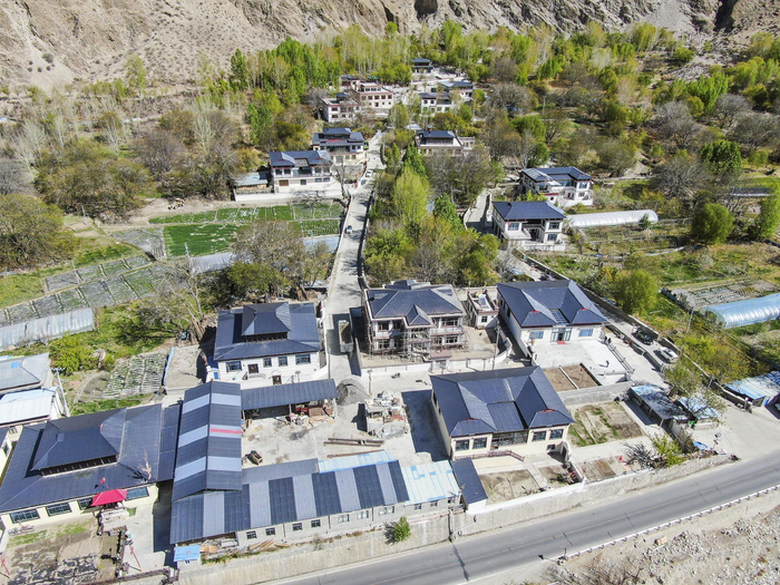 图为通过统规自建项目落成一新的朗县朗镇巴热村扎西林组的新面貌。记者 谢筱纯 摄