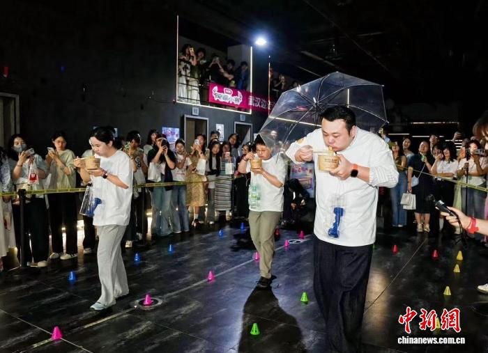 4月19日，武汉“边走边吃”大赛在光谷步行街举行。彭彪 摄