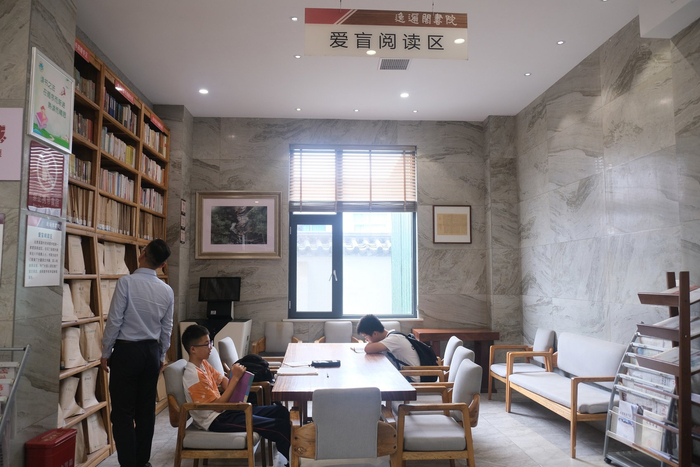 湖南常德逸迩阁书院爱盲阅读区，读者在阅读、选书。漆世平 摄