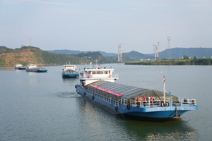 货船行驶在嘉陵江南充段。余中华 摄