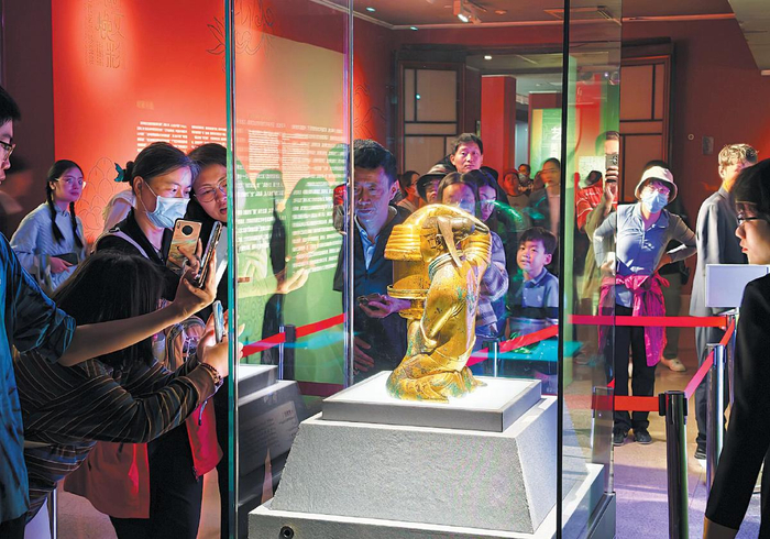 4月18日，中国美术馆，观众参观展出的西汉长信宫灯。摄影/新京报记者　浦峰