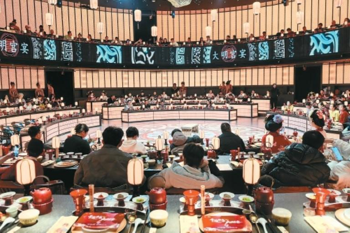 “全景沉浸式文化餐秀”——“大明宫宴”成为众多游客的打卡项目。　（记者 郝钟毓 摄）