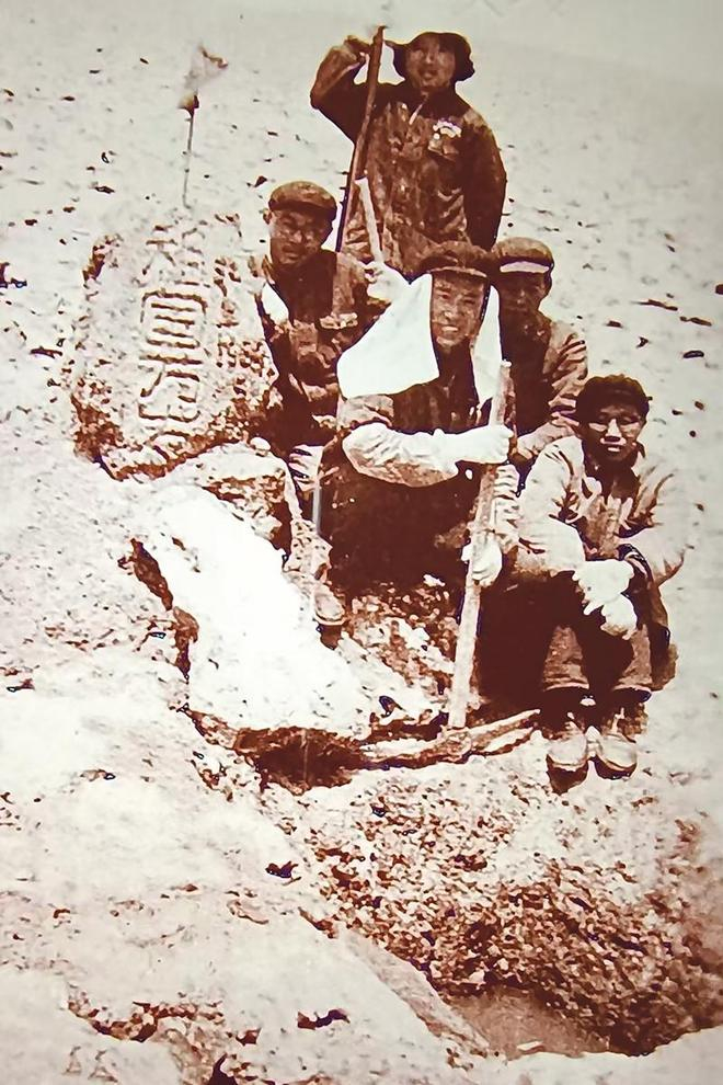 青海盐湖所科研人员在柴达木盆地一处盐壳刻下“祖国万岁”四个字（资料照片） 受访者供图