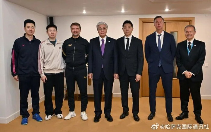 方博（左二）等乒乓名将与哈萨克斯坦总统托卡耶夫（中）合影。