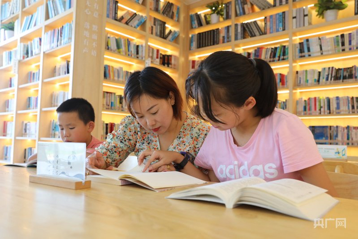 家长与孩子共读，不仅传递知识，更是情感的交流（央广网发  彭琴  摄）