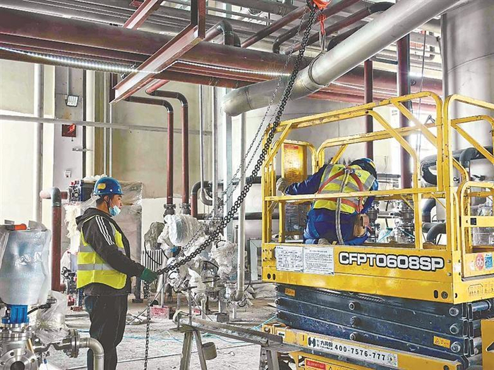     工人们正在进行管线安装。