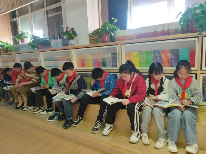 湖南益阳清溪村，孩子们在儿童文学清溪书屋阅读。清溪村村委会供图
