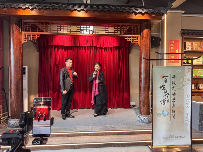百姓茶馆开放式场景直播间常态化开展泗州戏演出。王晨晨 摄