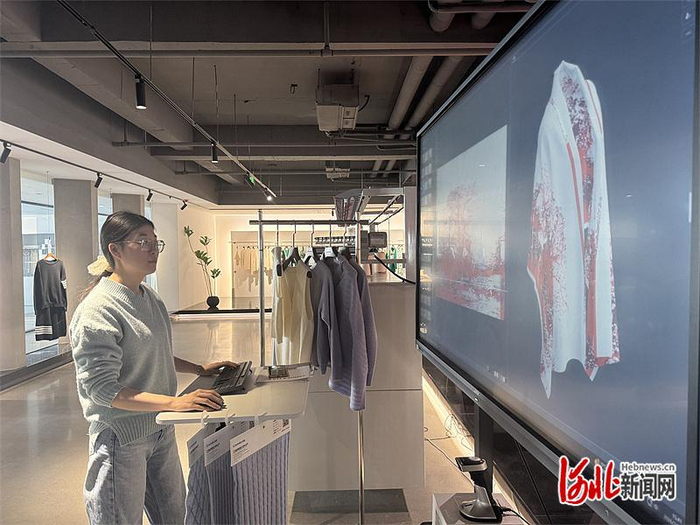 3月12日，新华·事坦格羊绒一线成型研究院，设计人员利用智能系统进行AI创款。 河北日报记者 常方圆摄