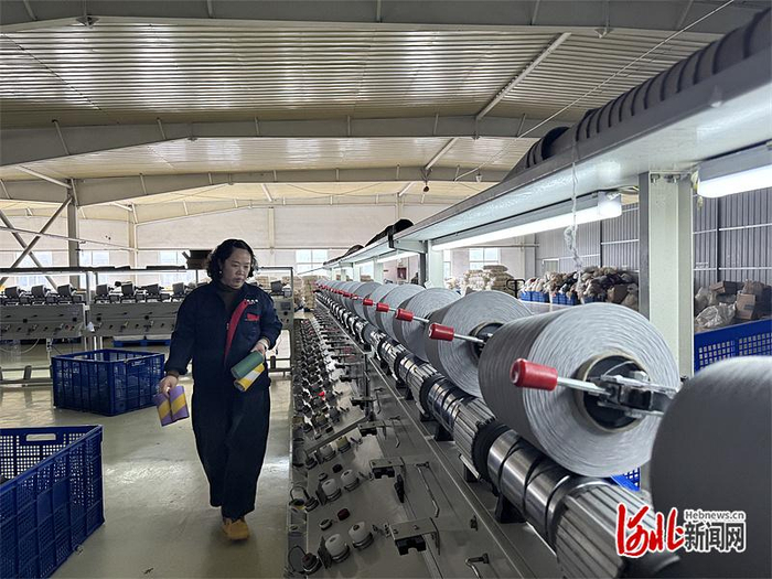 3月12日，清河县兴利智能针织共享工厂生产车间，工人在处理纱线。河北日报记者 常方圆摄