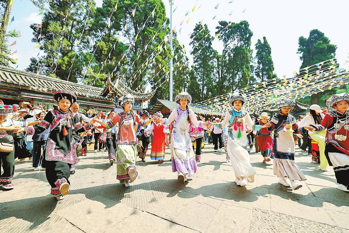 西山景区龙门广场进行民族打歌大联欢。记者 陈飞 摄