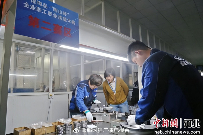 图为深沟球轴承装配项目竞赛现场。 郭江鹏 摄