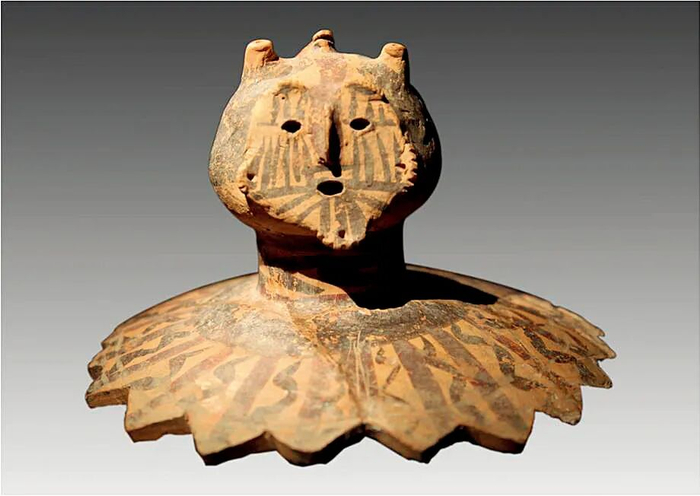 瑞典考古学家安特生在中国河南渑池县仰韶村获得的人头形彩陶器盖。图/艺术互动