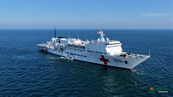 医护人员正在搭乘小艇前出。张泽杭 摄