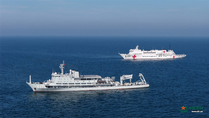 海军“吉祥方舟”号医院船与阳澄湖船进行编队航行部署操演。张泽杭 摄