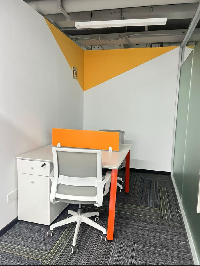 在中介的游说下，小余租下了这个位于杭州的办公空间。