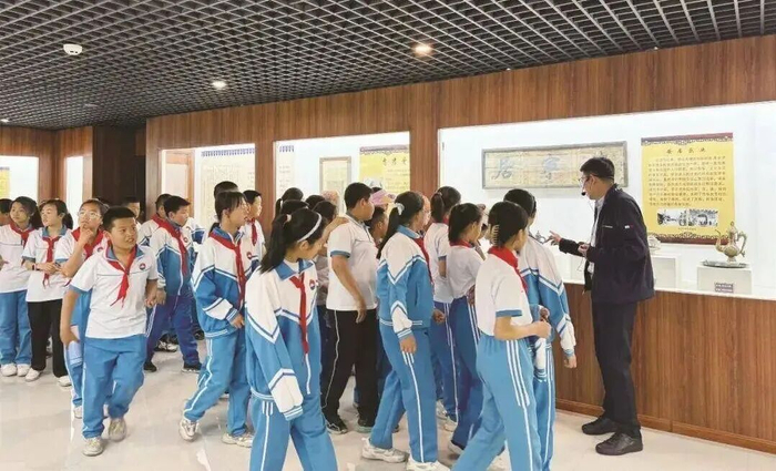 ▲学生参观蒙古贞文化博物馆。图片来源：辽宁日报