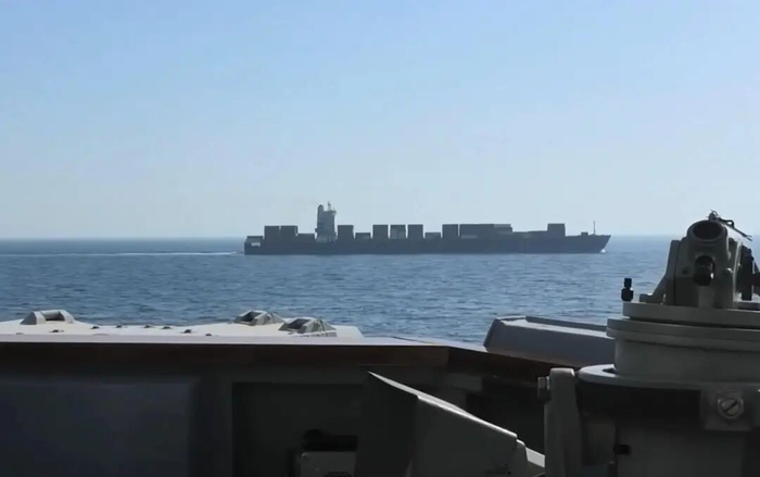 △美军中央司令部19日称，美舰向一艘集装箱货船发出警告，随后数次开炮。