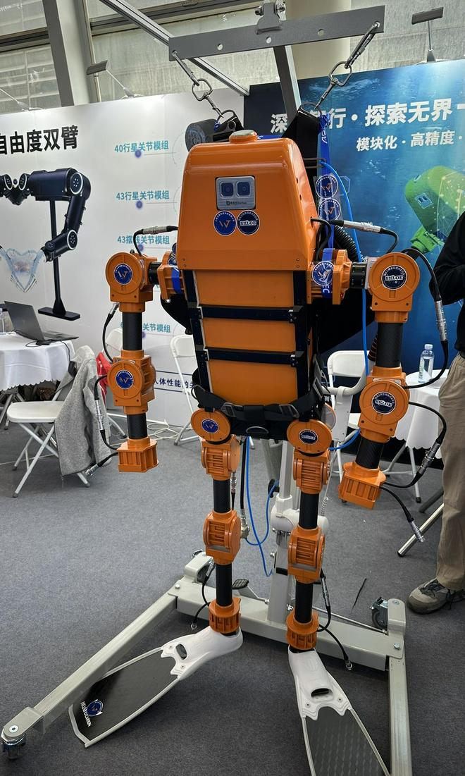 Scuba Diving Robot （SDR）交茸机器人 图片来源：财联社记者/摄