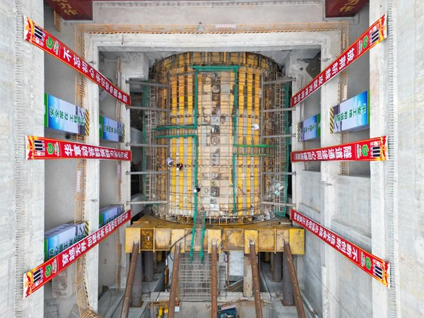 3月29日，粤东城际铁路中山路隧道时代广场站至汕头一中站盾构区间盾构机始发