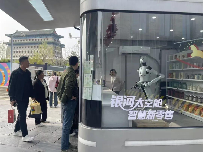 一名工作人员坐在太空舱角落。