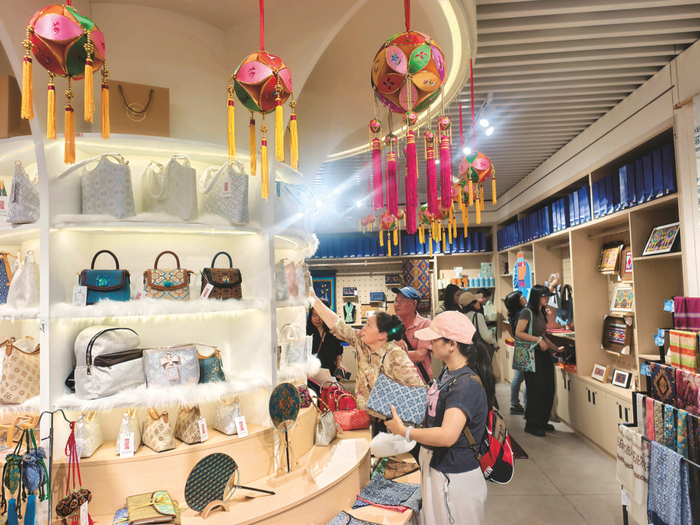 具有民族元素的商品深受游客欢迎。记者 宋延康 摄