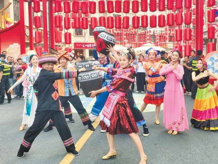 位于水街的民俗演出精彩纷呈。记者 宋延康 摄