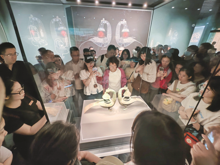 游客在广西博物馆里观赏文物。记者 梁枫 摄