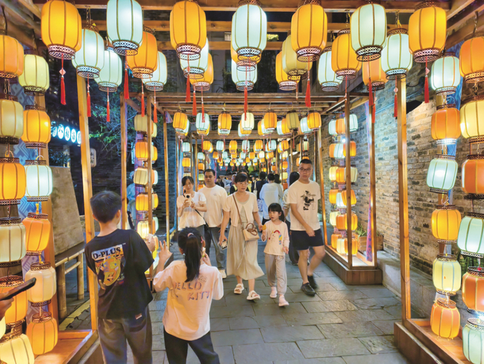 游客在“三街两巷”拍照留影。记者 宋延康 摄