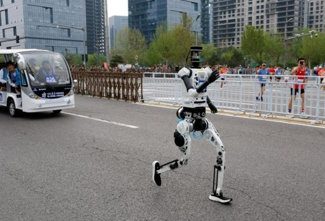 4月19日，科新未来队自主人形机器人选手天工Ultra-2026在比赛中。新华社记者 王丽莉 摄