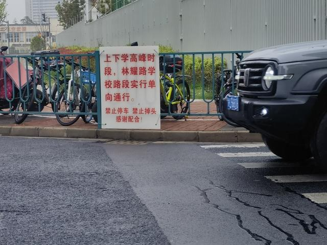 高峰时段林耀路变成单行道 子歌摄