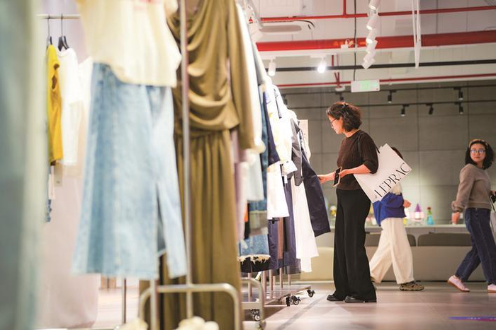 　　昨天，经开区“艺+PARK”时尚合集内人气十足。图为一家女装工厂店，市民正在挑选新款春装。　　■摄影 记者 盛佳淳 通讯员 金露瑶