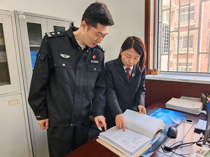 检察官与公安机关侦查人员沟通一起侵犯知识产权案件。