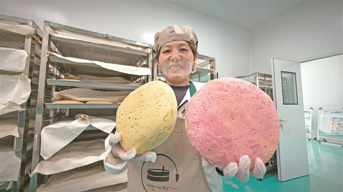 火龙果味和菠菜味的土烧馍。西海新闻记者 祁晓军 摄