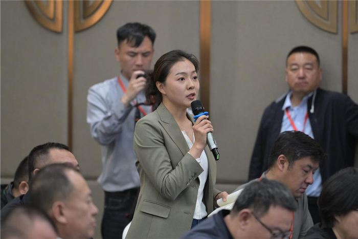 内蒙古广播电视台记者在发布会上提问。内蒙古日报·草原云记者 王磊 摄