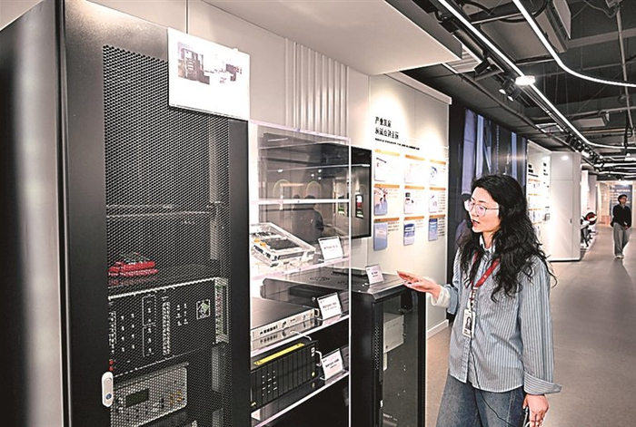 安徽合肥的科大国盾量子技术股份有限公司内，展出了各类量子移动安全应用产品。张大岗摄/光明图片