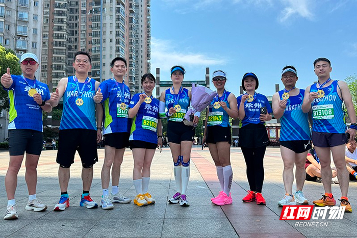 永州市足球球迷协会跑团的部分成员在完赛后合影。图/永州市足球球迷协会