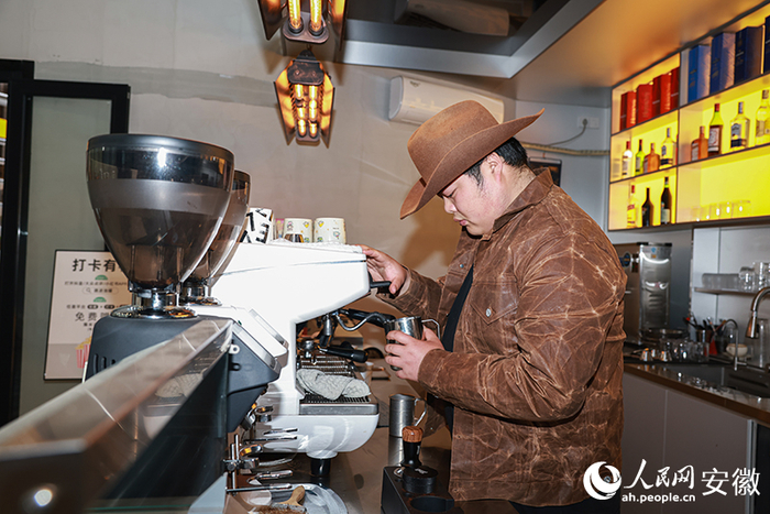 一身西部牛仔风的高俊武在制作咖啡。人民网记者 张俊摄