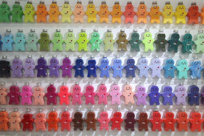 4月14日在江苏省淮安市洪泽区一家手工创意工坊内拍摄的各种颜色的“拼豆”材料。新华社发（殷潮摄）