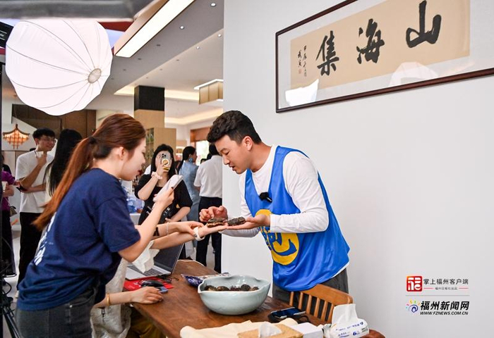 直播团队展示罗源鲍鱼。林荣亮 摄